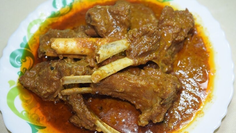মাটন কোর্মা ৷ দু’কেজি খাসির মাংস টুকরো টুকরো করে জল ঝরিয়ে নিন ৷ এরপর হাফ কাপ পেঁয়াজ বাটা, রসুন বাটা দু’চা চামচ, আদাবাটা এক টেবিল চামচ, দারুচিনি এক টেবিল চামচ, দারুচিনি বড় চার টুকরো, তেজপাতা দুটি, লবণ দুই চা-চামচ, দুই দুই টেবিল-চামচ, এলাচ চারটে, টক দই হাফ কাপ দিয়ে মেখে মাঝারি আঁচে চিকেনটা রাখুন ৷ এরপর কেওড়া দুই টেবিল-চামচ, কাঁচা লঙ্কা আটটি দিয়ে নাড়িয়ে নিন ৷  এরপর ঘি আধা কাপ, পেঁয়াজকুচি আধ কাপ দিয়ে আবার হালকা নেড়ে ঢেকে নিন ৷ এরপক দুধে ভেজানো জাফরান আধা চা-চামচ দিয়ে ছিটিয়ে দিয়ে আরও  পাঁচ মিনিট ঢেকে রাখুন। তারপর ঢাকনা খুলে লেবুর রস দিয়ে হালকা নেড়ে আঁচ একেবারে কমিয়ে তাওয়ার ওপর ঢেকে প্রায় ২০ মিনিট থেকে আধা ঘণ্টার মতো আঁচ কমিয়ে রেখে দিন ৷
