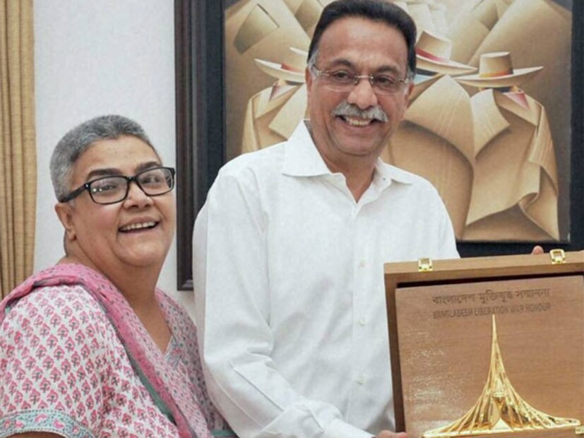 আর পাঁচটা মেয়ে-বাবার সম্পর্কের থেকে আলাদা ছিল না নমিতা- অটলের সম্পর্ক ৷ একে অপরের চোখের মণি ছিলেন তাঁরা ৷ তাই নিজের সম্পর্কের কথাও বাবার থেকে লুকোননি নমিতা ৷ দিল্লির শ্রীরাম কলেজ অফ কমার্সে পড়ার সময় নমিতার সঙ্গে পরিচয় অর্থনীতির স্নাতক রঞ্জন ভট্টাচার্যের সঙ্গে ৷ বন্ধুত্বে ভালবাসার রঙ ধরতে বিশেষ সময় লাগেনি ৷ পিতা অটলের অনুমতিতেই বাঙালি বাবুর সঙ্গে সাত পাকে বাঁধা পড়েন নমিতা ৷