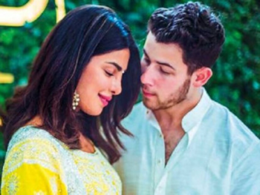 বয়সে ১০ বছরের ছোট নিক জোনাসের সঙ্গে বাগদান সারতেই সোশ্যাল মিডিয়ায় ট্রোলিংয়ের মুখে পড়েছেন প্রিয়াঙ্কা চোপড়া । অথচ বলিউডে এমন উদাহরণ নেহাত কম নেই । বিভিন্ন সময়ই বলিউড দেশ, বয়স, ধর্মের সীমা পেরিয়েই বেছে নিয়েছে জীবনসঙ্গী । দেখে নিন এমনই কিছু উদাহরণ ।