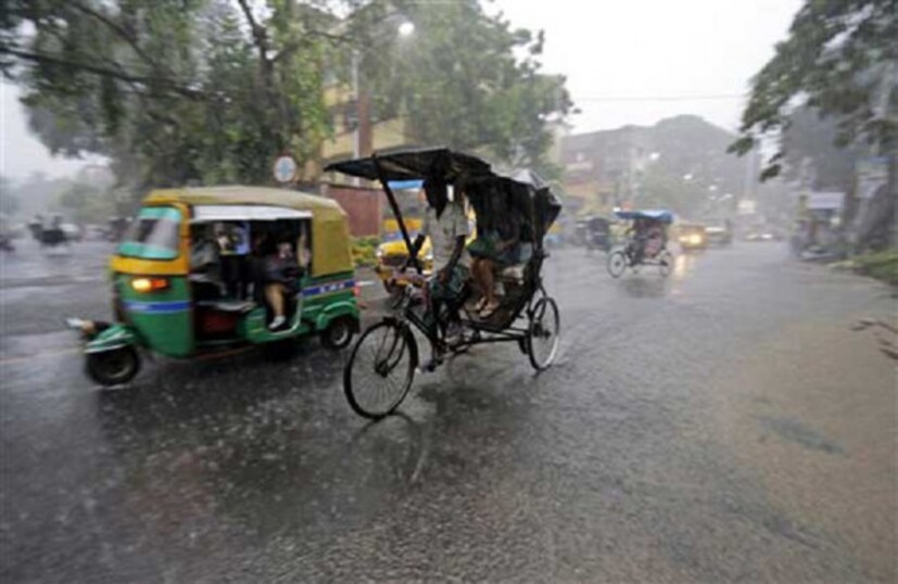 গাঙ্গেয় পশ্চিমবঙ্গের প্রায় সব জেলাতেই বজ্রবিদ্যুত-সহ কয়েক পশলা বৃষ্টির সম্ভাবনা রয়েছে ।
