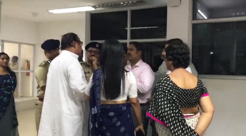শিলচরে বিমান থেকে নামতেই আটকে দেওয়া হয় তৃণমূলের আট প্রতিনিধিকে ৷ বাকি যাত্রীদের বের করে তৃণমূলের আটজনকে বেরতে না দিয়ে দরজা বন্ধ করে দেওয়া হয় ৷ 