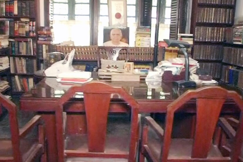 আইনজীবী থেকে বাম রাজনীতিতে যোগ দিয়েছিলেন সোমনাথ চট্টোপাধ্যায়। দশ বারের সাংসদ। প্রথম বাঙালি হিসেবে লোকসভার অধ্যক্ষ। সংবিধানকে অগ্রাধিকার দিতে গিয়েই দল থেকে বহিষ্কারও হতে হয়েছে তাঁকে। বিতর্ক থেকে দলমত নির্বিশেষে গুরু-স্নেহ সম্পর্ক। রেখে গেলেন বর্ণময় চল্লিশ বছরের রাজনৈতিক জীবন বৃত্ত।  