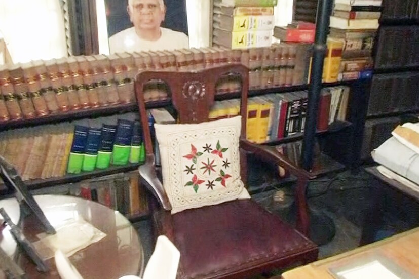 ধুলো জমা টেবিল, প্রিয় চেয়ারে রইল পড়ে শুধুই স্মৃতির প্রলেপ। সোমনাথ চট্টোপাধ্যায়ের মৃত্যুতে আজ শোকস্তব্ধ প্রবীণ রাজনীতিবিদের পাড়াও ৷