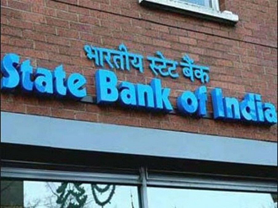  দেশের সবথেকে বড় সরকারি ব্যাঙ্ক SBI ৷ নিন্দুকেরা বলেন, কোনও পরিষেবাই নাকি বিনামূল্যে দেয় না এই ব্যাঙ্ক ৷ এমনকী সামান্য পরিষেবার বিনিময়ে আদায় করে চড়া চার্জ ৷ কিন্তু এবার নিন্দুকদের মুখে পড়তে চলেছে ছাই ৷ গ্রাহকদের জন্য অসাধারণ অফার এনেছে এসবিআই ৷ SBI এবার গ্রাহকদের এমন সুযোগ দিচ্ছে যা অন্য কোনও ব্যাঙ্কের গ্রাহকেরা পান না ৷