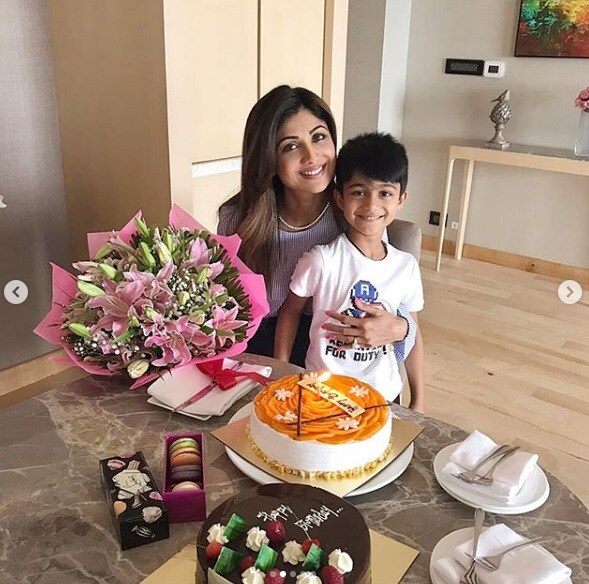 • ছবিটিতে দেখা যাচ্ছে, কালো প্রিন্টেড মিডি ড্রেস পরেছেন নায়িকা ৷ হাই থাই স্লিট সেই ড্রেস পরে ছেলে ভিভানের হাত ধরে স্কুলে নিয়ে যাচ্ছেন তিনি ৷ পাশ থেকে তোলা ছবিটায় তাঁর পায়ের অনেকটা অংশই অনাবৃত দেখা যাচ্ছে ৷ যদিও প্যান্টের অংশ দেখা যাচ্ছে না ৷ ছবি: ইনস্টাগ্রামের সৌজন্যে ৷ • ছবিটিতে দেখা যাচ্ছে, কালো প্রিন্টেড মিডি ড্রেস পরেছেন নায়িকা ৷ হাই থাই স্লিট সেই ড্রেস পরে ছেলে ভিভানের হাত ধরে স্কুলে নিয়ে যাচ্ছেন তিনি ৷ পাশ থেকে তোলা ছবিটায় তাঁর পায়ের অনেকটা অংশই অনাবৃত দেখা যাচ্ছে ৷ যদিও প্যান্টের অংশ দেখা যাচ্ছে না ৷ ছবি: ইনস্টাগ্রামের সৌজন্যে ৷