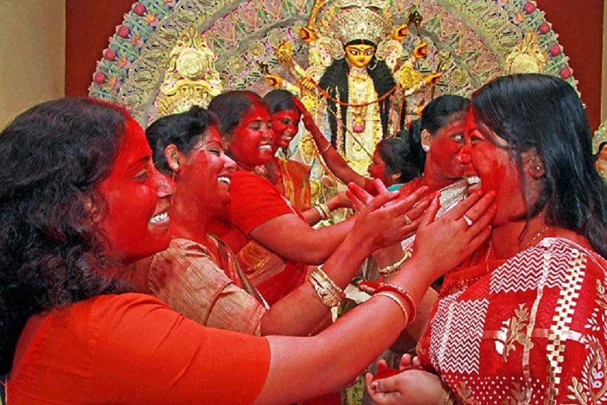 প্রাচীনকাল থেকেই এই বিশ্বাস বিবাহিত মহিলার অস্থিত্ব নির্ভর করছে এই সিঁদুরের উপরেই ৷ সঙ্গে শাঁখা-পলাও বটে ৷ ছবি সংগৃহীত ৷ প্রাচীনকাল থেকেই এই বিশ্বাস বিবাহিত মহিলার অস্থিত্ব নির্ভর করছে এই সিঁদুরের উপরেই ৷ সঙ্গে শাঁখা-পলাও বটে ৷ ছবি সংগৃহীত ৷