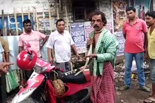 'প্রতারক সাপুড়ে'-কে গণপিটুনি, প্রাণ বাঁচাতে গলায় সাপ জড়িয়ে নাটক 'প্রতারক সাপুড়ে'-কে গণপিটুনি, প্রাণ বাঁচাতে গলায় সাপ জড়িয়ে নাটক