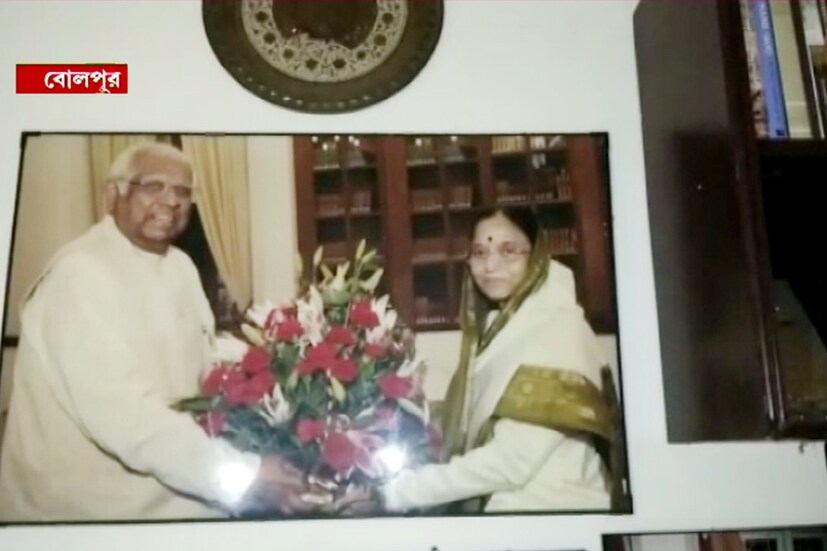 প্রতিবেশী ও বন্ধু প্রাক্তন অধ্যাপক স্বপন মুখোপাধ্যায়ের কাছেই থাকত বাড়ির চাবি। খেয়ার দেখাশোনা করতেন তিনি। 