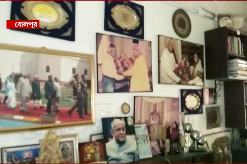 সোমনাথ চট্টোপাধ্যায়ের ফাঁকা ঘরে তাঁর আর্কাইভ আজ থেকে শুধুই স্মৃতি।   