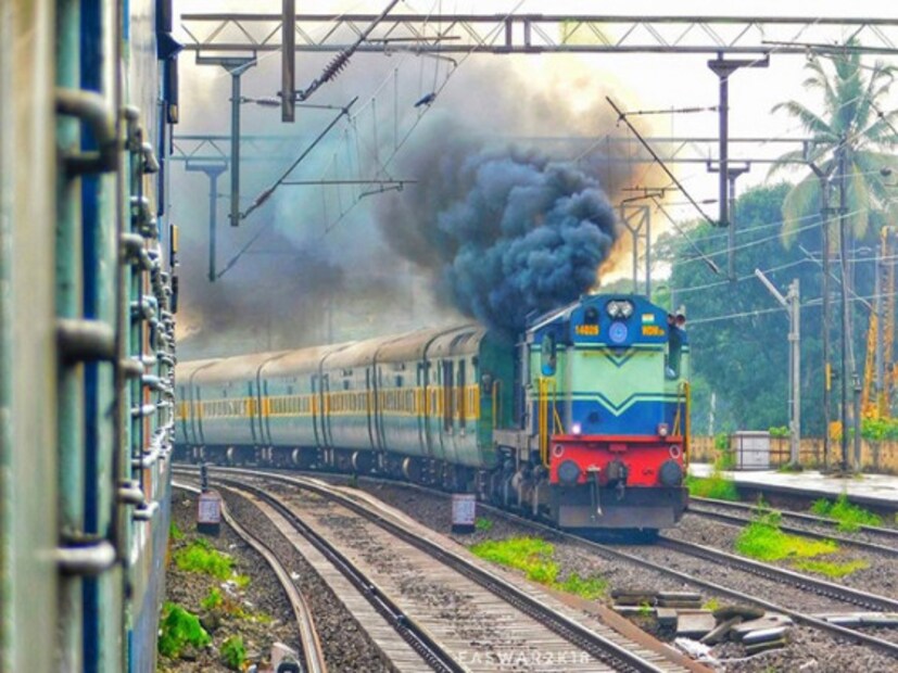 ট্রেনে যাতায়াত করেন তাহলে এটা জেনে রাখা আপনার জন্য অত্যন্ত জরুরি ৷  রেলের টিকিটে এমন কিছু তথ্য থাকে যা আমরা অনেক সময় অজান্তেই অন্যদের বলে দিয়ে থাকি ৷ কিন্তু এটা কখনও করা উচিৎ নয় ৷ কারণ এরে জেরেই আপনিই বিপদে পড়তে পারেন ৷ ট্রেন যাত্রা সংক্রান্ত এমন বেশ কিছু তথ্য রয়েছে যা কেউ জানতে চাইলেও বলা উচিৎ নয় ৷ সম্প্রতি এই বিষয়ে ট্যুইট করে জানিয়েছে ভারতীয় রেল ৷