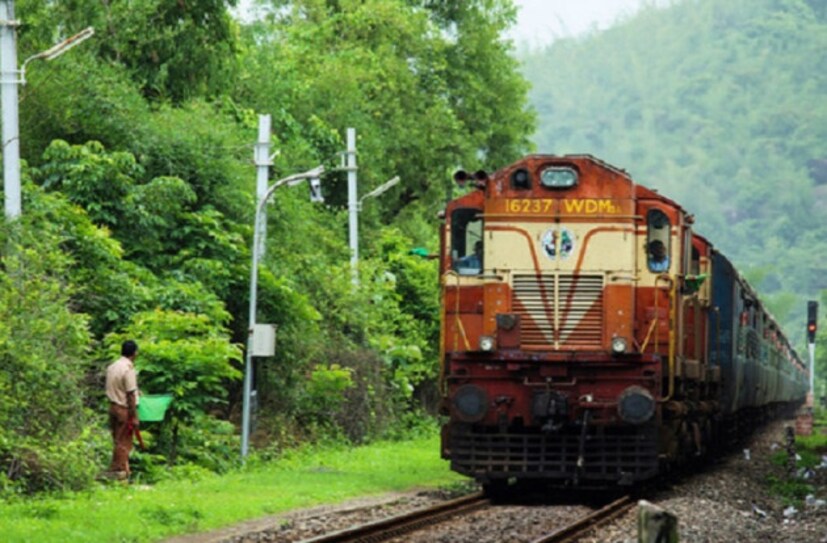 সূত্রের খবর, প্রিমিয়াম ট্রেনের ভাড়া কমানো নিয়ে আলোচনা চলছে ৷ বেশ কয়েকটি সতাব্দী ট্রেনে ভাড়া কমার সম্ভাবনা রয়েছে ৷