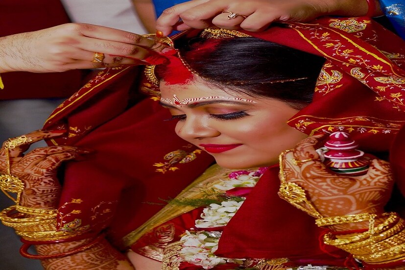 শুধুই কি স্বামীর মঙ্গলে বিবাহিত মহিলারা সিঁথিতে সিঁদুর পরেন না কি ? এর অন্য কোনও ব্যাখ্যাও আছে ? ছবি সংগৃহীত ৷