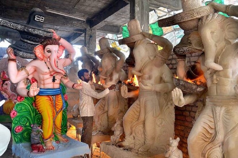   সামনেই গণেশ চতুর্থী ৷ হাতে মাত্র কয়েকটি দিন আছে, এখন নাওয়া খাওয়ার সময় পর্যন্ত নেই মৃৎশিল্পীদের ৷ আগামী ১৩ সেপ্টেম্বর গণেশ চতুর্থী ৷ 