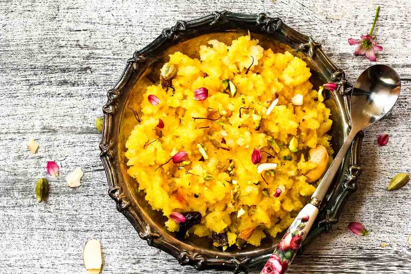 মোহন ভোগ:  এটা হল ঘিয়ে ভাজা সুজির হালুয়া৷ এর সঙ্গে ভোগে লুচি রাখাটাই রেওয়াজ। ছবি: সংগৃহীত ৷