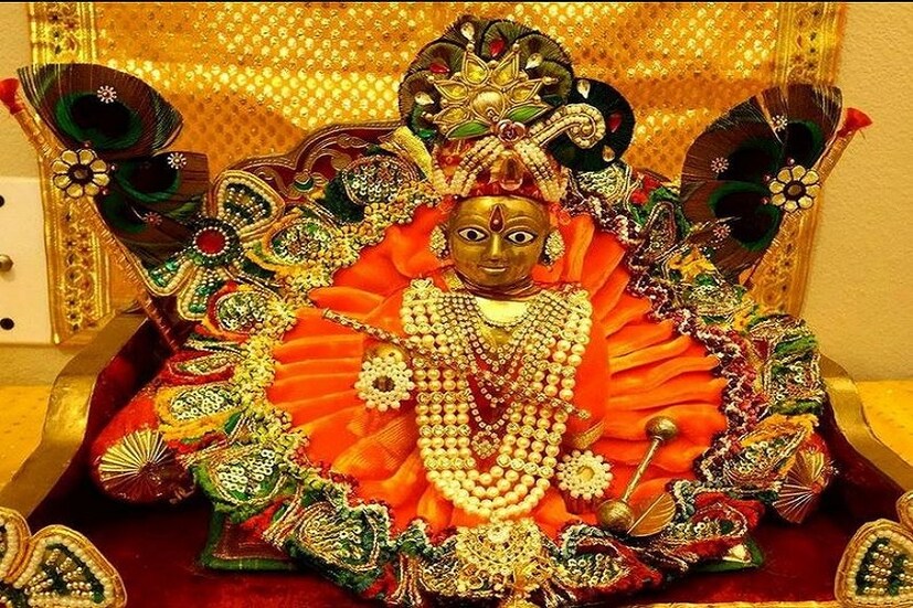মথুরায় থাকলেই কংস আর রক্ষা করবেনা তাঁদের হৃদয়ের পাঁজরকে যাতে প্রাণে বেঁচে থাকে, বাধ্য হয়েছিলেন হৃদয়ের টুকরোকে হৃদয়ের থেকে দূরে রাখতে ৷ জন্মাষ্টমীতে বৃষ্টিপাত আসলে ঈশ্বরের জন্মে প্রকৃতিও মনের প্লাবণে প্রাণের অঞ্জলি দিয়েছে ৷ ছবি সংগৃহীত ৷ 