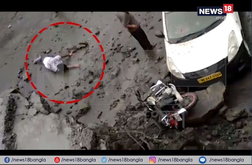 ব্রিজের নীচে আটকে পড়ে মিনিবাস, প্রাইভেট কার সহ বেশ কয়েকটি গাড়ি। ব্রিজের নিচ দিয়ে গিয়েছে বজবজ শাখার রেল লাইন। দুর্ঘটনার পর বজবজ লাইনে ট্রেন চলাচল বন্ধ করে দেওয়া হয়।