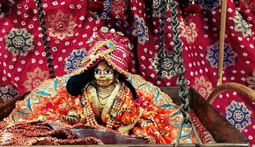 পূর্ণিমা নক্ষত্রে জন্মাষ্টমী বা ভগবান শ্রীকৃষ্ণের জন্মদিন পালন করে থাকি ৷ এইবার ৫৪২৪ জন্ম জয়ন্তি পালন করা হয়ে থাকে ৷ ভগবান শ্রীকৃষ্ণের জন্ম মাস ভাদ্র মাসের কৃষ্ণপক্ষে ৷ এই বছর ২ সেপ্টেম্বর রাত ৮.৪৮ এ জন্মাষ্টমী তিথি পড়বে থাকবে পরের দিন অর্থাৎ ৩ সেপ্টেম্বর সন্ধে ৭.২০ পর্যন্ত থাকবে ৷ এ বছর কৃষ্ণ জন্মের ঠিক কয়েকদিন পরেই বেশ কিছু রাশির জাতক জাতিকাদের সঙ্কট দূর হয়ে যাবে ৷ দুঃখ হবে দূর বাড়বে প্রাপ্তি ৷