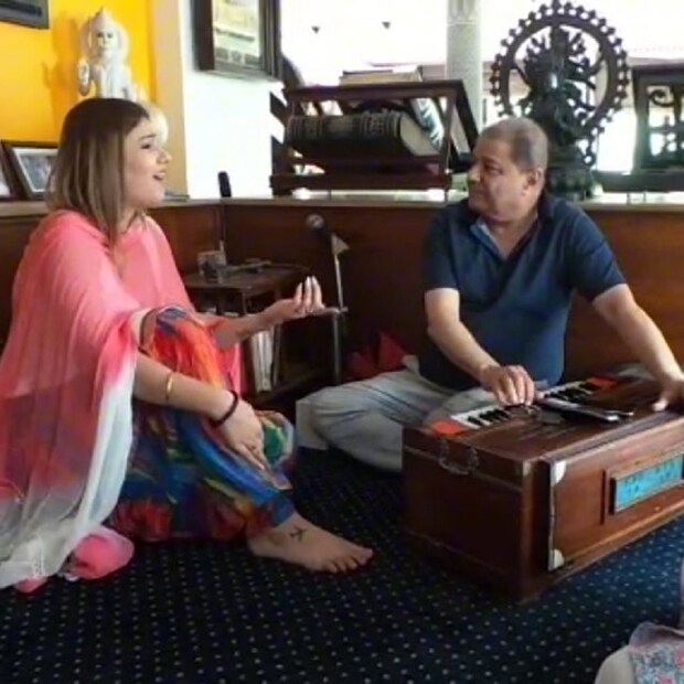 বিগ বস-এ এসেই দুনিয়ার সামনে তাদের সাড়ে তিন বছরের ভালবাসার সম্পর্ককে স্বীকৃতি দিলেন অসমবয়সী এই প্রেমিক যুগল ৷