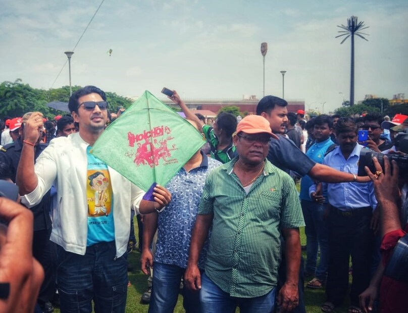 আসলে খোলা আকাশে ঘুড়ি ওড়ানোর মজাটাই আলাদা ৷ আর এক অভিনব প্রচার সারলেন দেব ৷ ছবি: দেবমাল্য দাস ৷