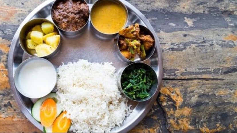 এই থালাটা যেরকম ব্যালান্সড ডায়েটের একটা উদাহরণ তেমনিই এটা উদাহরণ হতে পারে ব্যালান্সড একটা জীবনের ৷ মার্ক জুকেরবার্গ থেকে তাবড় কোটি-কোটিপতিরা খুব সাধারণ মানের জীবন যাপনের সাধন ব্যবহার করেন ৷ বিলাসিতায় ভেসে যেতে চাইলে আপনাকে আটকানোর কেউ নেই ৷ সবকিছুরেই একটা আরও ভালো হয় ৷ কিন্তু আপনি যদি আপনার কাজ চালানোর জন্য সবচেয়ে সহজ সাধনটা বেছে নেন তাহলে আপনারই বিত্তের ঘড়া পূর্ণ হয়ে উঠবে ৷ Photo -Representive 