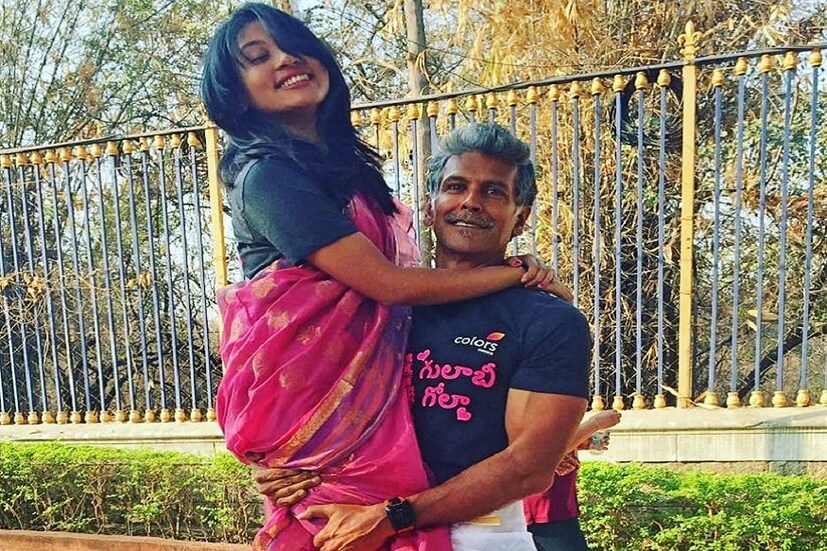 নিজে দৌড় মাস্টার ৷ সচেতনতা বৃদ্ধিতে তিনি শুরু করেছেন পিঙ্কাথন ৷ সেই মিলিন্দ সোমন খুশি তাঁর সদ্য বিবাহিত স্ত্রীর জয়ে ৷ দেশের মেয়েরা অনেকক্ষেত্রেই দৌড়েতে চায় না ৷ শাড়ি ছেড়ে অনেকেই দৌড়ের জন্য সাবলীল পোষাক ছাড়াতে চান না ৷ সেই বস মহিলাদের জন্য শাড়িতেই দৌড়ান অঙ্কিতা ৷ দেশের মেয়েদের এই সচেতনতা বৃদ্ধিতে স্বামীর পাশে দাঁড়ান তিনি ৷ এতেই আপ্লুত মিলিন্দ ৷ আনন্দ প্রকাশে স্ত্রী অঙ্কিতাকে কোলে তুলে নিলেন তিনি ৷ ছবিটি পুরনো, কিন্তু মহিলাদের উদ্বুদ্ধ করতে আবারো এই মিষ্টি ছবি পোস্ট মিলিন্দের ৷Photo Courtesy : Instagram