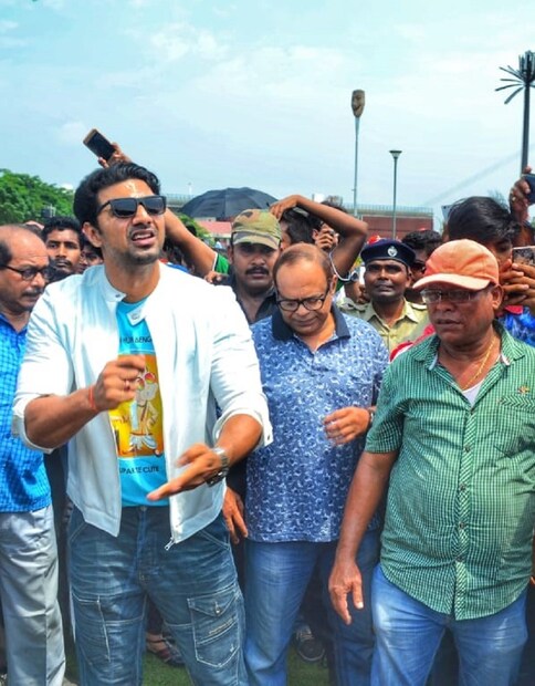 সঙ্গে হাতে লাটাই তুলে নিয়ে ঘুড়িও ওড়ালেন অভিনেতা ৷ ছবি: দেবমাল্য দাস ৷