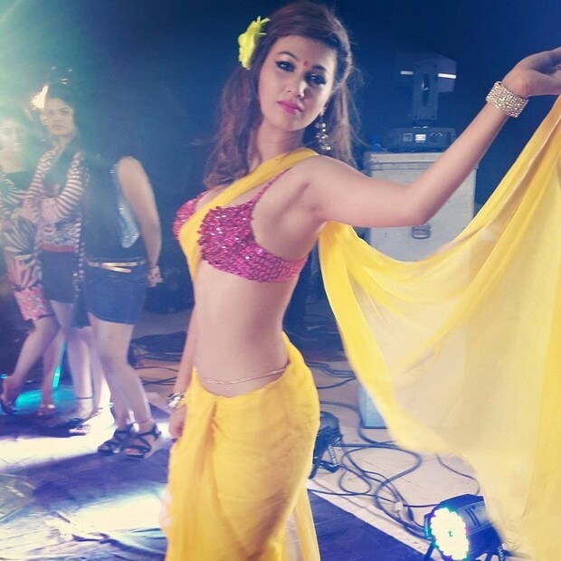 অনুপ জালোটাকে তো আমরা সকলেই কম বেশি চিনি ৷ জনপ্রিয়তার নিরিখে জসলিন একটু পিছিয়ে থাকলেও গত রাতে বিগ বস সিজন ১২-এ গ্র্যান্ড এন্ট্রির গুগল সার্চে চলছে খোঁজ ৷ সেক্স বম্ব জসলিন পেশায় গায়িকা হলেও আসলে বহু গুণ রয়েছে তাঁর মধ্যে ৷