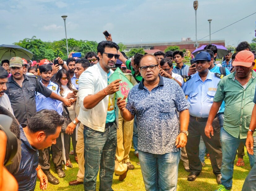 আসলে আজ রবিবার নিউ টাউনের ইকো পার্কে আয়োজন করা হয়েছিল কাইট ফেস্টিভ্যাল ‘ভোকাট্টা’৷ আর সেখানেই হাজির হয়েছিল ‘হইচই আনলিমিটেড’-এর পুরো টিম ৷ ছবি: দেবমাল্য দাস ৷