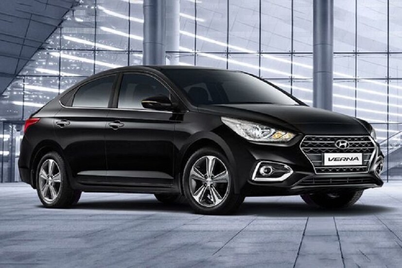 Hyundai Verna গাড়িতে ছাড়ের পরিমাণ ৬০ হাজার টাকা ৷ ২০ হাজার টাকার একটা ছাড় পাওয়া যাবে এক বছর স্পেশাল সেলিব্রেশন অফারে ৷ যেটা থার্ড পার্টি ইনসিওরেন্সের এক বছরের সমান ৷ আর পুরনো গাড়ি ফিরিয়ে দিলে পাওয়া যাবে ২০ হাজার টাকা এক্সচেঞ্জ মূল্য ৷Photo- Collected 