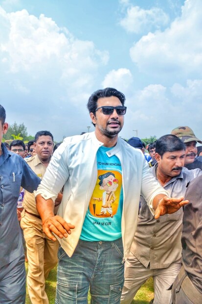দেব ও কৌশানীকে দেখতে উপচে পড়েছিল ভিড় ৷ ছবি: দেবমাল্য দাস ৷