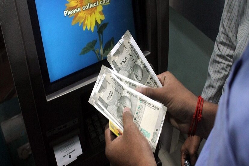 আপনি টাকা তোলার রসিদের সাহায্যে অথবা এটিএম থেকে SBI সেভিংস অ্যাকাউন্ট থেকে টাকা তুলতে পারবেন । এছাড়াও RuPayডেবিট কার্ডের সাহায্যেও টাকা তুলতে পারেন । তবে পেমেন্টস ব্যাঙ্ক সেভিংস অ্যাকাউন্টে আপনি এই মুহূর্তে ATM-এর সুবিধা পাবেন না । (Photo: Collected)