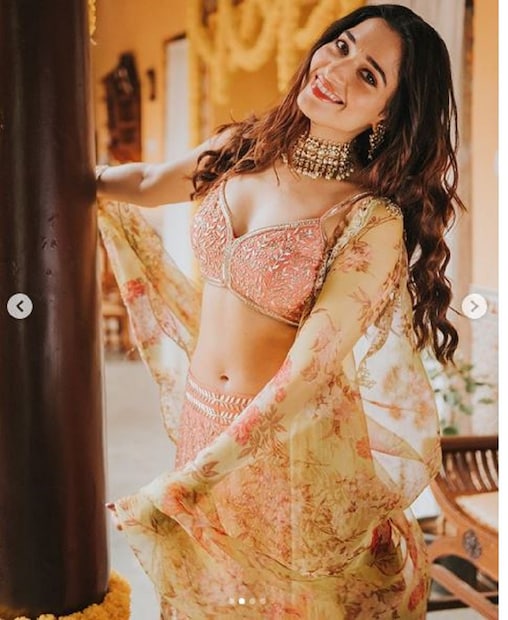 বিভিন্ন নায়িকাদের যেমন ইউএসপি থাকে তেমনিই তমান্নার ফ্যানরা তাঁর কোমরের কমনীয়তায় মজে ৷ তাঁর সঙ্গে বাড়তি মাত্রা যোগ করে তাঁর যৌন আবেদন পূর্ণ নাভি ৷ Photo - Instagram 