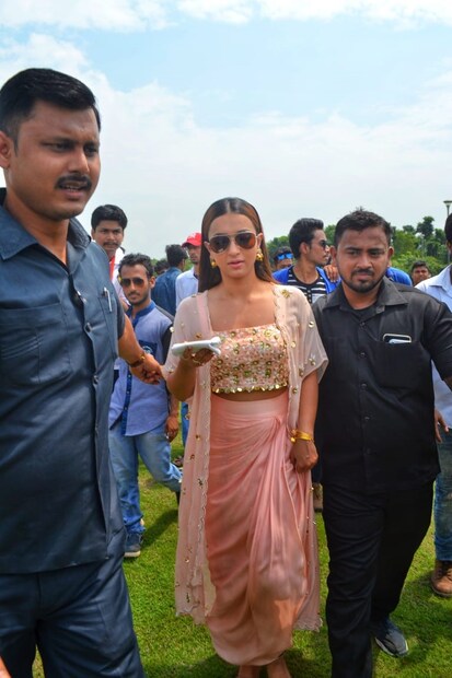 আগামিকাল বিশ্বকর্মা পুজো ৷ আর বাঙালি ঘুড়ি ওড়াবে এটা জাস্ট ভাবাই যায় না ৷ তাই তাঁর আপকামিং ছবি ‘হইচই আনলিমিটেড’-এর নায়িকা কৌশানী মুখোপাধ্যায়কে নিয়ে হাজির হয়ে গেলেন দেব ৷ ছবি: দেবমাল্য দাস ৷