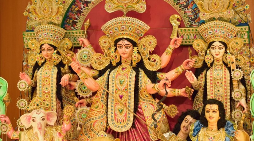 মহিষাসুরকে বধ করে ত্রিলোককে মুক্ত করেছিলেন জগজ্জননী মা দুর্গা ৷ পরে ভগবান শ্রীরাম চন্দ্রের অকাল বোধনেই শরৎকালের শুক্লাপঞ্চমী তিথিতে পৃথিবীতে মায়ের আগমন হয় ৷ সঙ্গে সরস্বতী, লক্ষ্মী, গণেশ ও কার্তিক মামাবাড়ি মাত্র চারদিনের জন্য ঘুরতে আসেন ৷ ছবি সংগৃহীত ৷ 