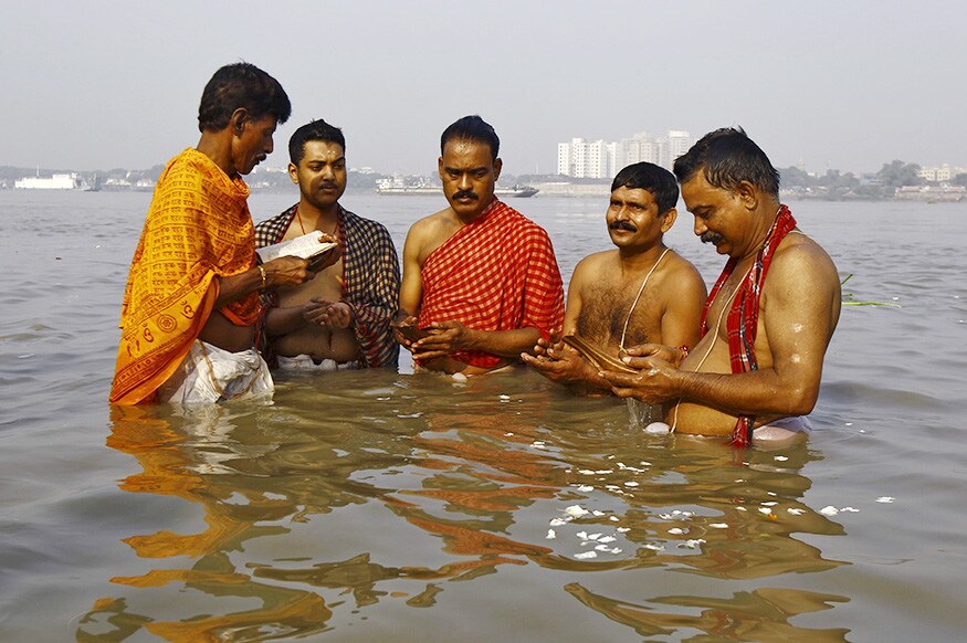 পিতৃপক্ষের পনেরো দিন মানুষ তর্পণ করে থাকে। যারা তাতে অক্ষম তারা মহালয়ার দিন তর্পণ করে। স্নানাঙ্গ-তর্পণ স্নানান্তেই করিতে হয়। স্নানান্তে পূর্বমুখে নদীতে নাভিমাত্র জলে দাঁড়াইয়া, যজ্ঞোপবীত বাম স্কন্ধে রাখিয়া তিলক ধারণ করিবে। (Photo: Reuters) পিতৃপক্ষের পনেরো দিন মানুষ তর্পণ করে থাকে। যারা তাতে অক্ষম তারা মহালয়ার দিন তর্পণ করে। স্নানাঙ্গ-তর্পণ স্নানান্তেই করিতে হয়। স্নানান্তে পূর্বমুখে নদীতে নাভিমাত্র জলে দাঁড়াইয়া, যজ্ঞোপবীত বাম স্কন্ধে রাখিয়া তিলক ধারণ করিবে। (Photo: Reuters)