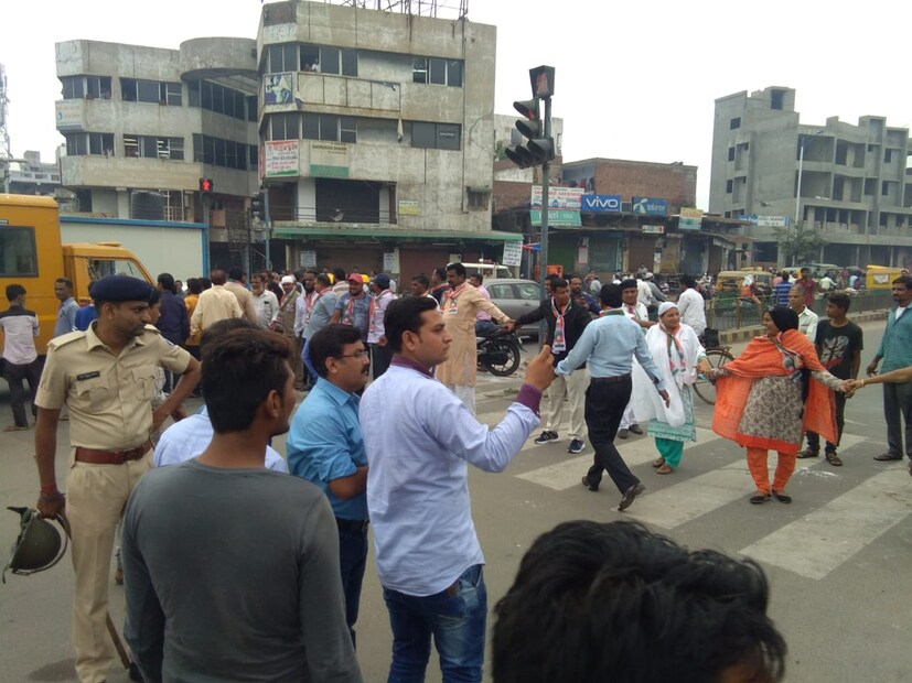 রাস্তায় বাস দাঁড় করিয়ে দেয় সমর্থকরা  (Photo: News18)