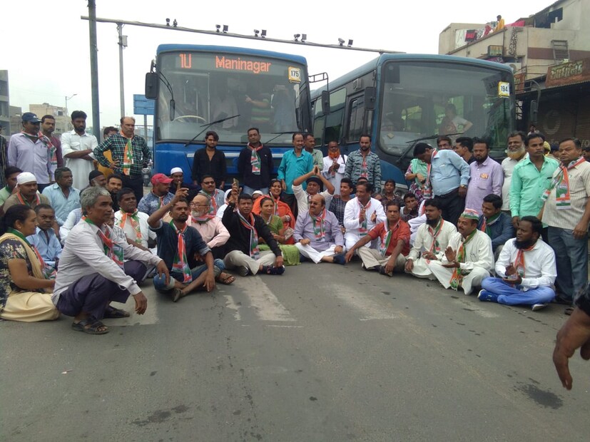 বাস থামিয়ে স্বাভাবিক জনজীবন ব্যাহত করছে বনধ সমর্থকরা ৷ (Photo: News18)