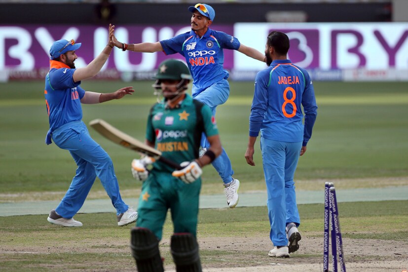 ফিরে যাচ্ছেন বাবর আজম 9(25)! চহলের  একটু দুর্দান্ত ফিল্ডিংয়ে এবং সরফরাজের সাথে ভুল বোঝাবুঝিতে পাকিস্তান একটা মূল্যবান উইকেট হারায় (AP Photo)