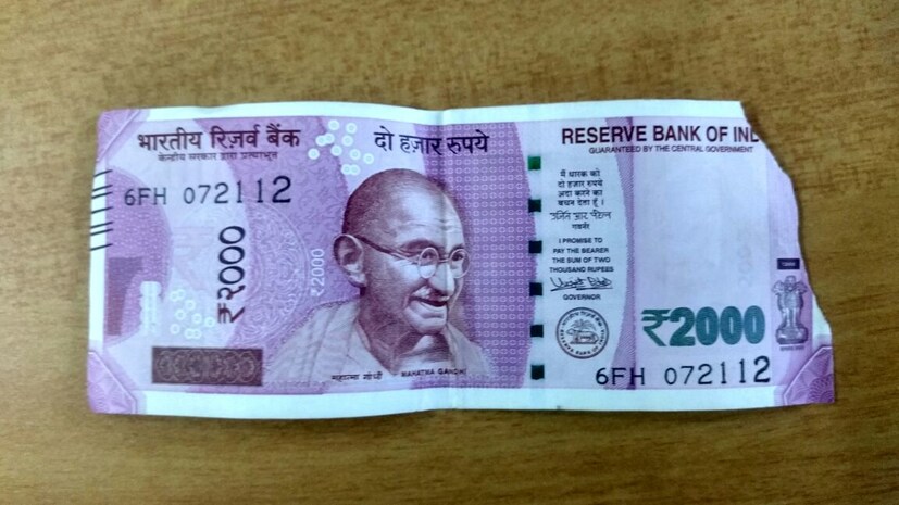 নোট বদল সংক্রান্ত নিয়ম RBI অ্যাক্টের ২৮ নম্বর ধারার অন্তর্গত ৷ কোন পরিস্থিতিতে এবং কী অবস্থায় ব্যাঙ্ক গ্রাহককে নোট বদলে দেবে তা বিস্তারিতভাবে বলা আছে ৷ তাতে নোটবন্দির পর বাজারে আসা নতুন টাকাগুলির কোনও উল্লেখ ছিল না ৷ 
