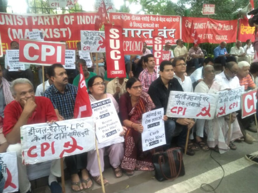 জ্বালানির লাগাতার দাম বৃদ্ধি, মার্কিন ডলারে টাকার দরে অবিরাম পতন ৷ যার জেরেই বিজেপি সরকারের বিরুদ্ধে পথে নেমেছে বিরোধী দলগুলি ৷ দিল্লিতে বন্ধের দিন বামেদের মিছিল (Photo: News18)