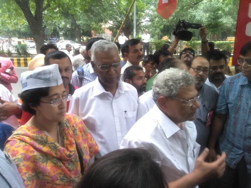 বাম নেতৃদ্বয় সীতারাম ইয়েচুরি এবং ডি রাজার সঙ্গে আম আদমি পার্টির আতিশি কে। (Photo: News18)