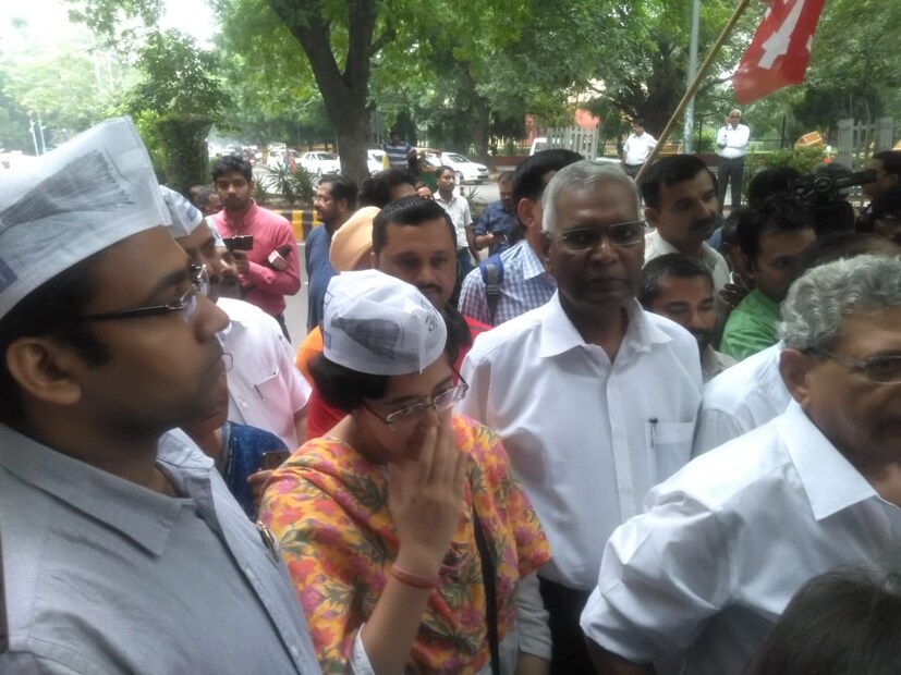 মিছিলে উপস্থিত ছিলেন সীতারাম ইয়েচুরি এবং ডি রাজার সঙ্গে আম আদমি পার্টির আতিশি কে। (Photo: News18) 