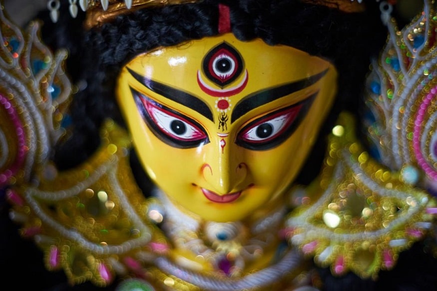 মা দুর্গার গায়ের গয়না দেখে চমকে উঠবেন ! ভরি ভরি তো বটেই ৷ আর গয়নার ডিজাইন দেখে তো চমক লাগবেই ! এটাই এবার আহিরিটোলা সার্বোজনীনে থাকছে এই চমক ৷ মা দুর্গার গায়ের গয়না দেখে চমকে উঠবেন ! ভরি ভরি তো বটেই ৷ আর গয়নার ডিজাইন দেখে তো চমক লাগবেই ! এটাই এবার আহিরিটোলা সার্বোজনীনে থাকছে এই চমক ৷