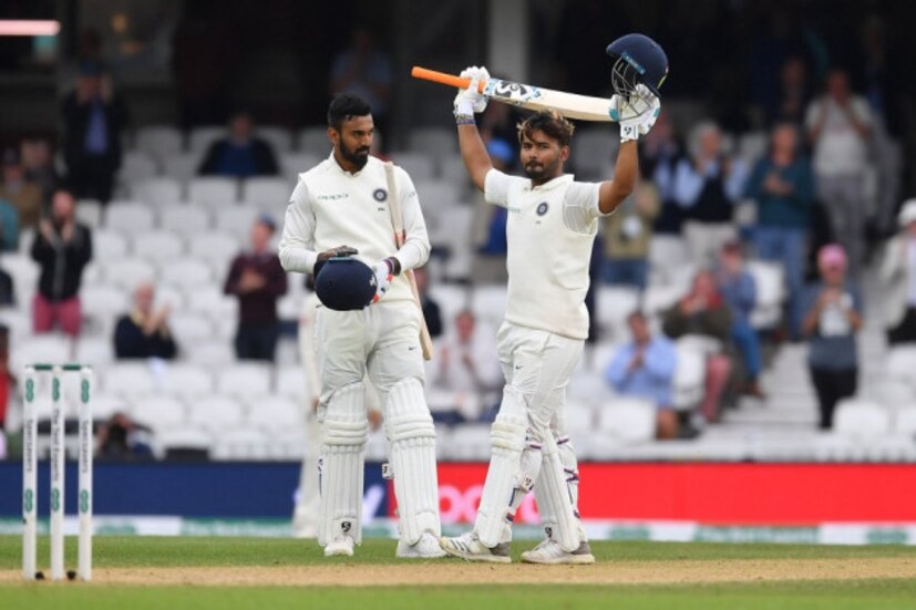 ৪৬৪ রানের টার্গেট তাড়া করে নেমে মাত্র ২ রানেই ৩ উইকেট পড়ে যায় ভারতের ৷ পুজারা আউট হওয়ার পর ম্যাচ বাঁচানোর আশা আরওই ক্ষীণ হয়ে যায় ৷ কিন্তু গোটা সিরিজে যেটা পারেননি, সেটাই শেষ টেস্টের শেষ দিনে করে দেখালেন লোকেশ রাহুল ৷ লড়াইয়ে পাশে পেয়ে গিয়েছিলেন নবাগত ঋষভ পন্থকেও ৷ ওভালে শেষদিনে রাহুল-পন্থের জোড়া সেঞ্চুরিতে একসময় ম্যাচ জেতারও একটা সম্ভাবনা তৈরি হয় ৷ যদিও শেষ পর্যন্ত সেই ‘মিরাকল’ ঘটেনি ৷ তবে এই দুই ব্যাটসম্যানের মরিয়া লড়াই এদিন মুগ্ধ করেছে ক্যাপ্টেন কোহলিকে ৷  Photo Courtesy: ICC/Twitter Handle