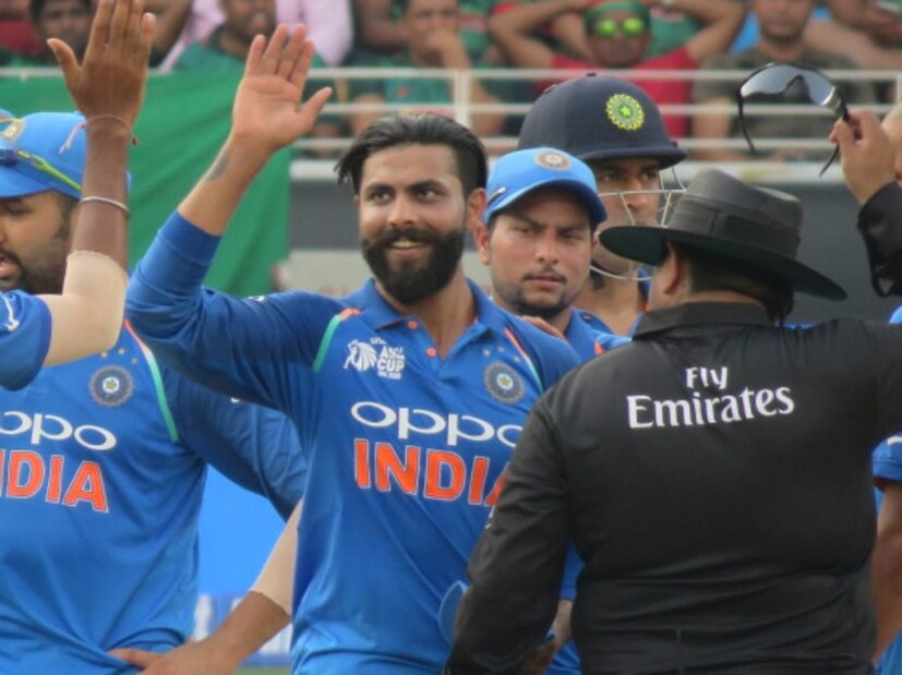 দলে প্রত্যাবর্তনেই এদিন চমক দেখালেন রবীন্দ্র জাদেজা ৷ হার্দিক পাণ্ডিয়া চোটের জন্য ছিটকে না গেলে হয়তো এই ম্যাচ তাঁর খেলাই হত না ৷ ১০ ওভারে মাত্র ২৯ রান দিয়ে ৪ উইকেট নেন তিনি ৷ Photo Courtesy: BCCI/Twitter Handle