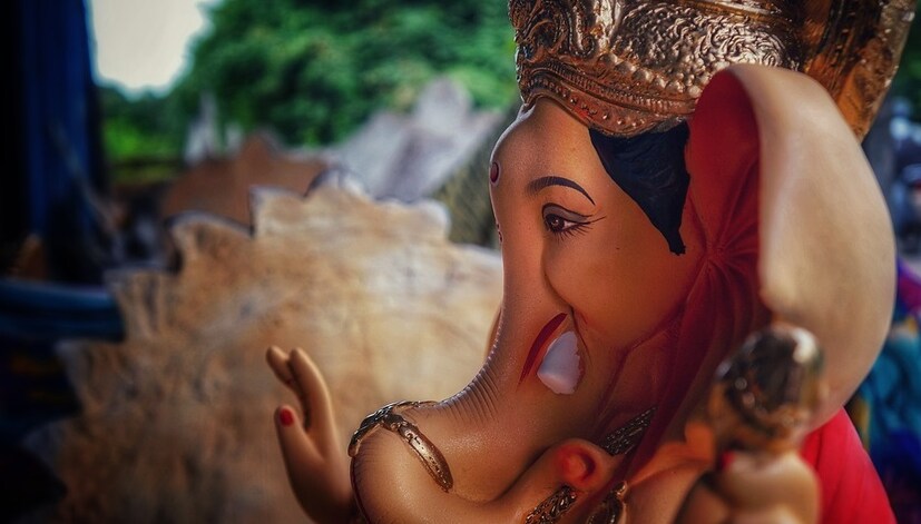 • ব্রহ্মা, বিষ্ণু, মহেশ্বর কেউ তখন ঠান্ডা করতে পারেননি গণেশকে ৷ অবশেষে এক ঋষি এসে বিনায়কের মাথায় ২১টি দুর্বা ঘাস রাখেন ৷ এতেই গণেশ ধীরে ধীরে ঠান্ডা হন ৷ 