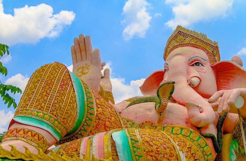 • &quot;ওম শ্রীম হ্রিম ক্লিমগ্লম গামগানাপতায়ে ভারা ভারাদ সর্বজন জন্মে ভশমান্যায় সোওয়াহা, তাৎপুরুষায় ভিদমাহে বক্রতুন্ডা ধিমাহি তানো দান্তি প্রাচোদায়াত, ওম শান্তি শান্তি শান্তু&quot;-এটি হল গণেশ মোলা মন্ত্র ৷ ছবি: পিক্স্যাবে ৷