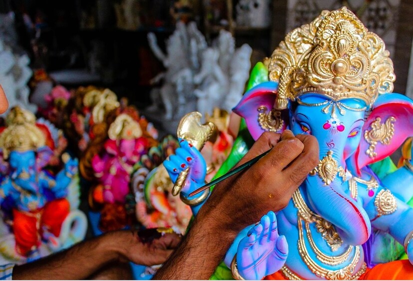 • শিব এসে সেই গুহায় প্রবেশ করতে চাইল গণেশ বাধা দেয় ৷ এতেই রেগে যান শিব ৷ দেবতাদের সঙ্গে গণেশের যুদ্ধ বাঁধে ৷ কিন্তু সমস্ত দেবতাই পরাস্ত হন পুঁচকে ওই ছেলের সামনে ৷ তখন রেগে গিয়ে শিব ত্রিশূল দিয়ে গণেশের মস্তকছেদ করেন ৷ গণেশের মৃত্যুতে অত্যন্ত ক্ষুব্ধ হন পার্বতী ৷ ছবি: পিক্স্যাবে ৷