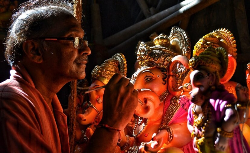 • শুঁড়: সবকিছু সহজে মেনে নিতে, গ্রহণ করতে শেখায় গণেশের শুঁড় ৷ হাতির শুঁড় কিন্তু দু’রকম কাজই করে ৷ শুঁড় দিয়ে খেলাও করে আবার ধ্বংসও করে ৷ Photo: Debmalya Das