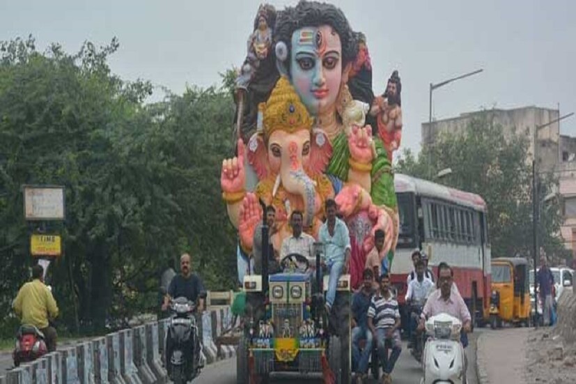   গণেশ চতুর্থী মানেই প্রায় দুর্গাপুজোর ঢাকে কাঠি পড়ে যাওয়া ৷ এখন থেকে দুর্গাপুজোর আরে বেশি দেরি নেই ৷ গণেশ চতুর্থীকে দুর্গাপুজোর ড্রেস রিহারর্সালও বলা যেতে পারে ৷ 